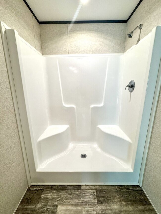 Building Photo - Huge 5 Bedroom 3 Bathroom Hastings Home Lo...