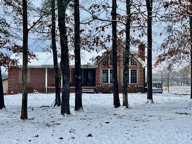 Building Photo - Gorgeous brick home with room to roam!