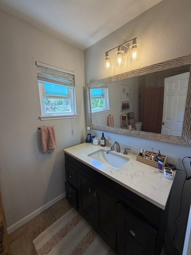 Building Photo - Remodeled 3 bedroom 2 1/2 bath townhome!