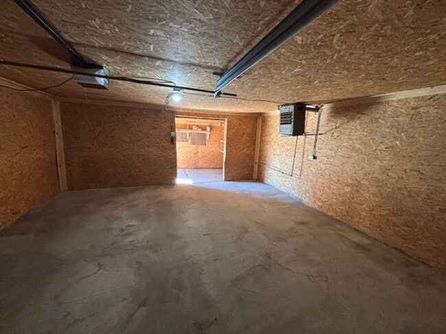 Building Photo - Adorable 4 Bedroom 2 Bathroom Single Famil...