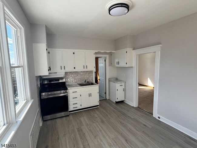 Building Photo - 103 Shaw St