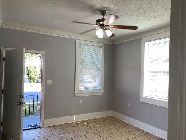 Building Photo - 2746 Gladiolus St