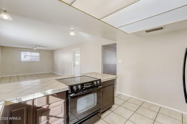 Building Photo - 921 E Campus Dr