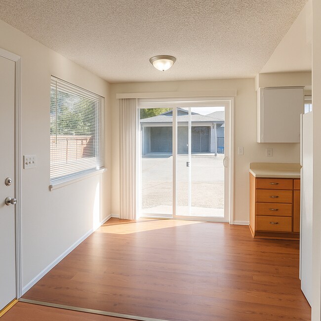 Building Photo - 2 bedroom 1 bath, pet-friendly, duplex uni...