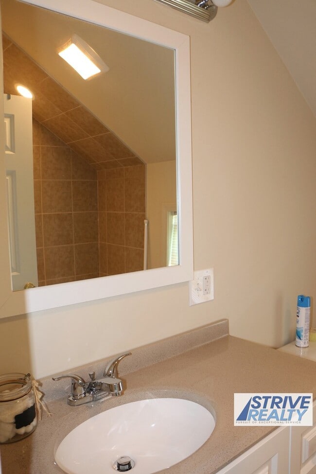 Building Photo - 22 Clyde St