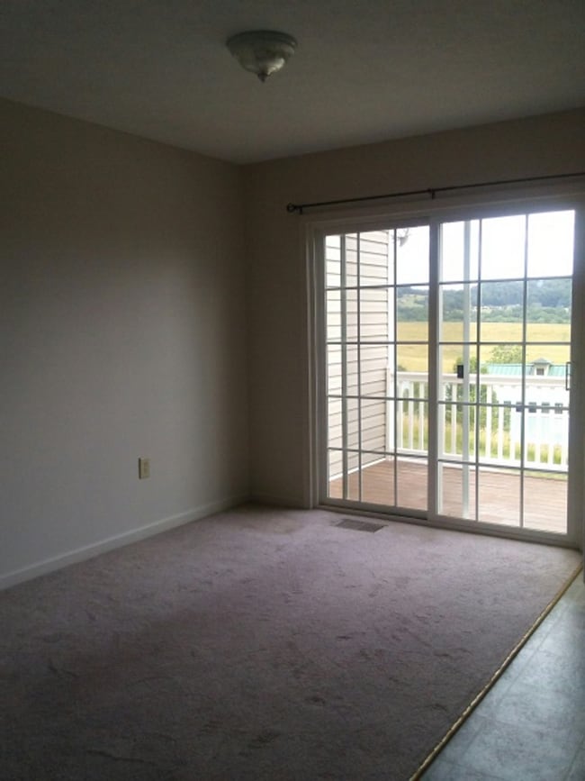Building Photo - Townhouse located at Pikes Place