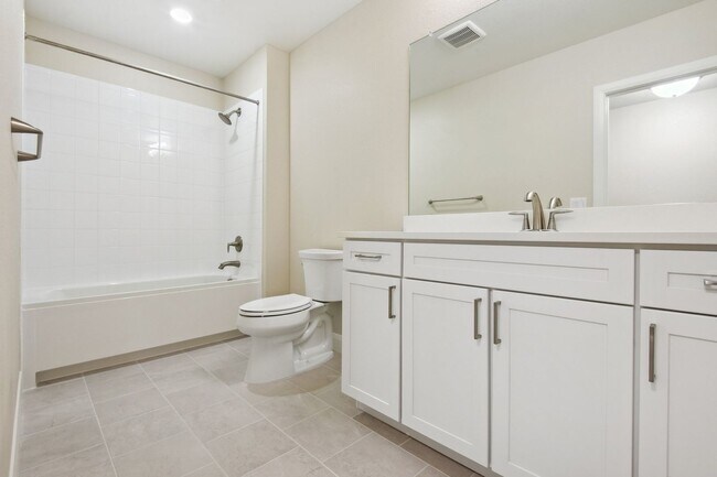 Building Photo - Gorgeous Ranch with 4 BR/3 1/2 Baths in Li...