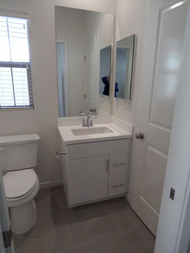 Building Photo - 4BR 3BA two-story condo with 2 Car Attache...