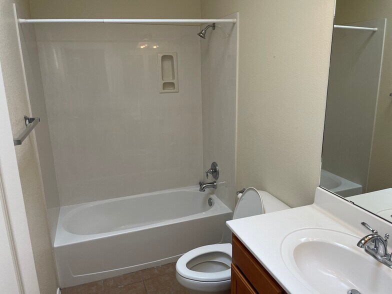 Building Photo - 931 Desert Willow Ct