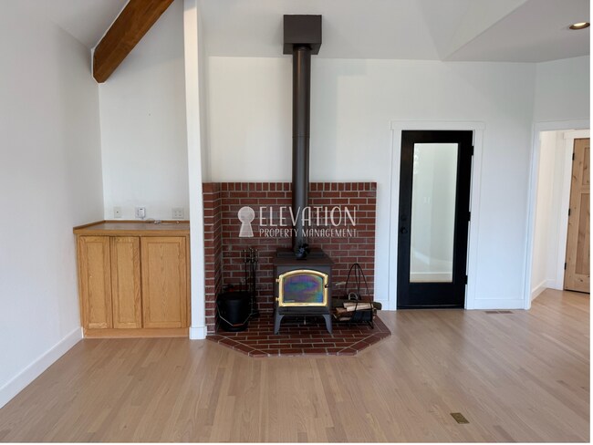 Building Photo - 5BR / 3.5BA Forest Retreat in NW Bend with ADU included
