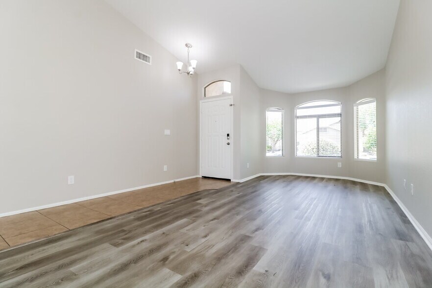 Building Photo - 15853 W Diamond St