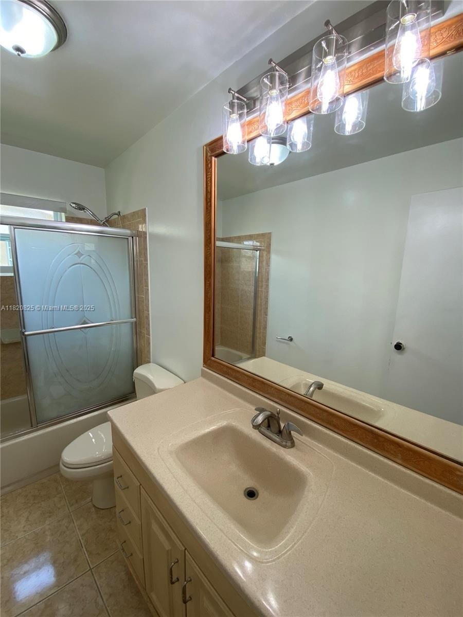 Building Photo - 8250 Southampton Dr