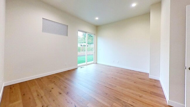 Building Photo - Contemporary 4 Bedroom Oasis on Quiet Dead...