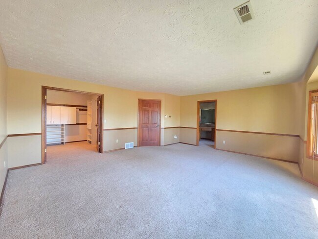 Building Photo - $3,495 - 5 Bed / 4 Baths Stunning Northwood Home with Views