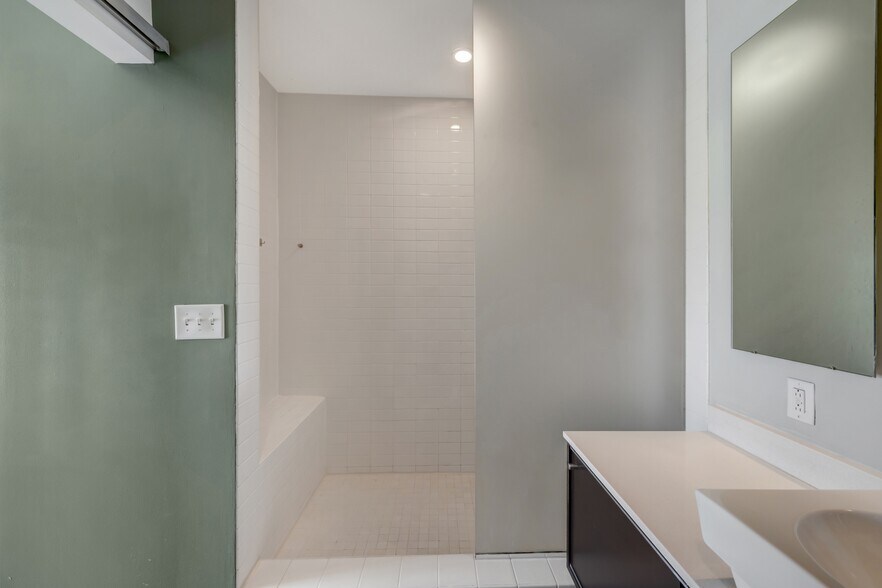 Building Photo - 2115 Yeaman Pl