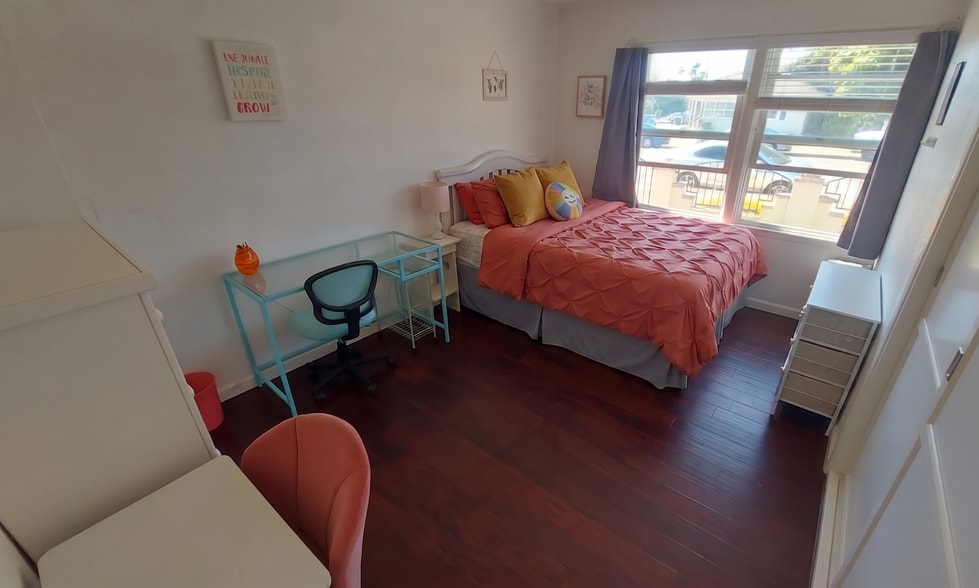 Large bedroom - 224 F St