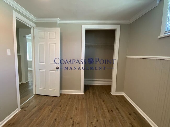 Building Photo - This huge 4 bedroom 1 bathroom house is Now Available!!