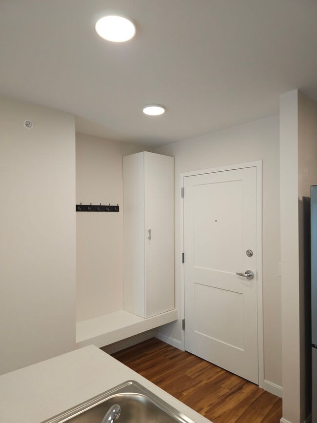 Building Photo - Discover Your New 1-Bedroom Sanctuary