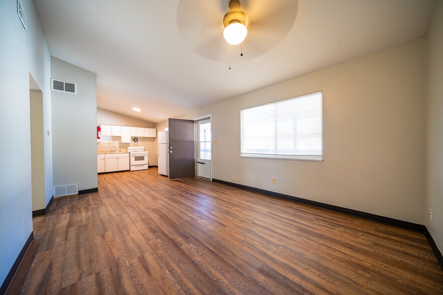 Building Photo - 467 Julien Ave