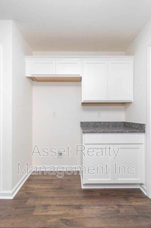 Building Photo - 2063 Southwood Cir