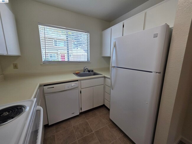 Building Photo - 7596 Silvertree Ln