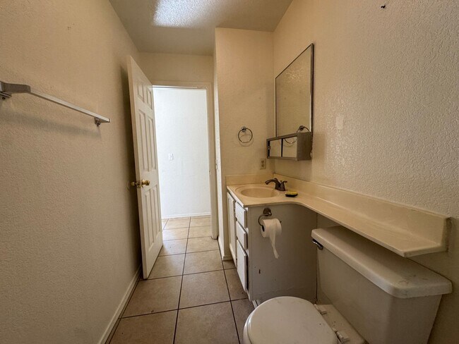 Building Photo - 3BR Duplex with gated yard and Garage