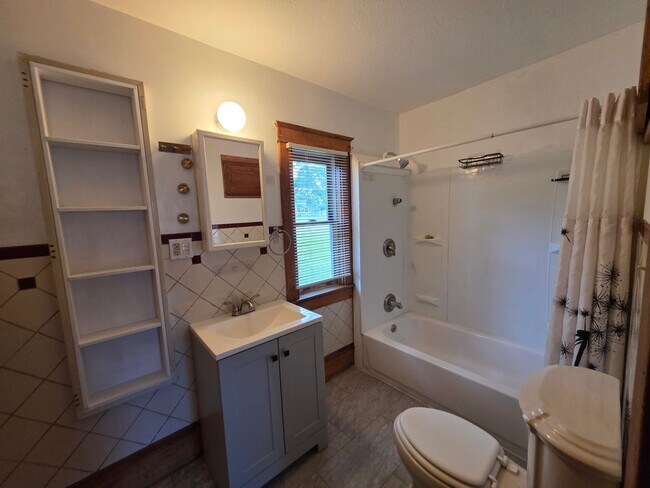 Building Photo - 4 Bed 2 Bath Single Family Home in Wisconsin Rapids