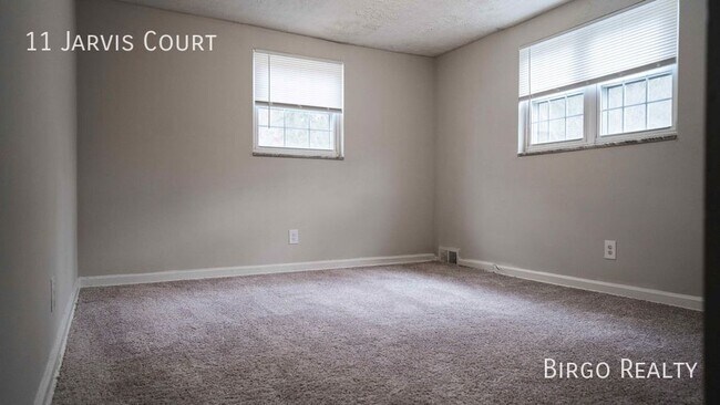 Building Photo - Move in special! First month free rent!