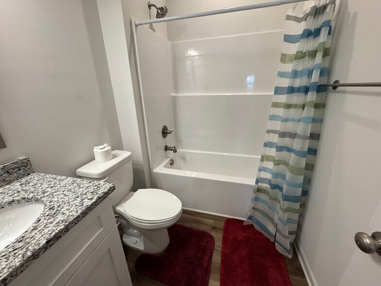 Building Photo - Room in Single Family Home on Oakwood Rd