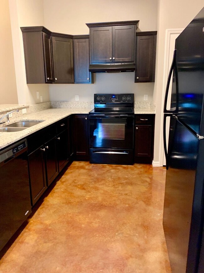 Building Photo - MOVE IN SPECIAL- 2/2 Duplex  in St. Cloud Close to Lakefront