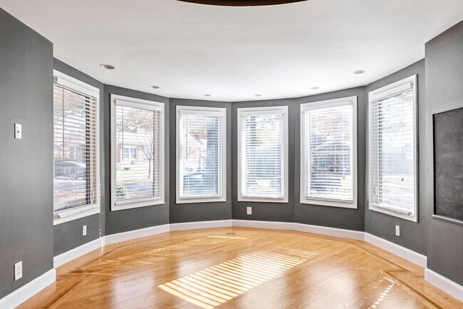 Building Photo - 221 Brighton Way