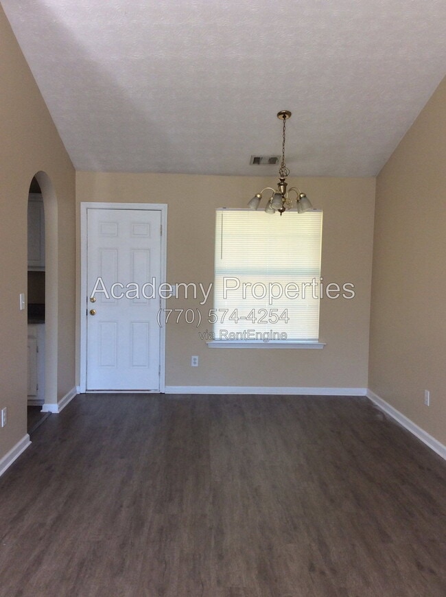 Building Photo - 390 Summer Hill Cir