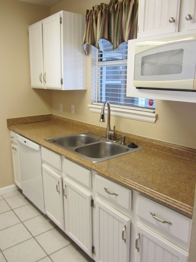 Building Photo - Lovely 2 Bedroom, 1 Bathroom Condo in Cast...