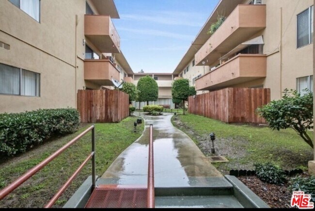 Building Photo - 855 Victor Ave