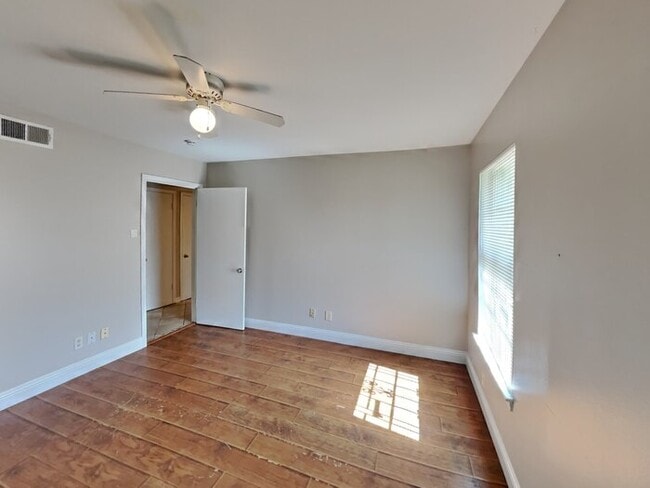 Building Photo - No Application Fee* Plus $250 Off First 2 ...