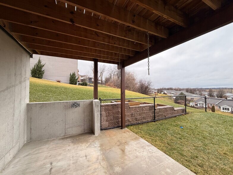 Building Photo - 746 Golden Spring Dr