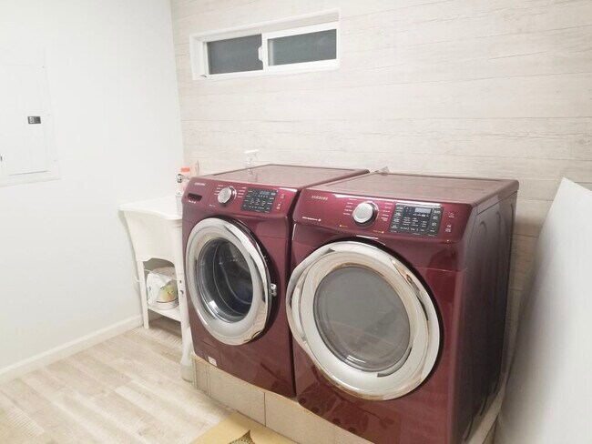 Laundry room - 1047 Malua Dr