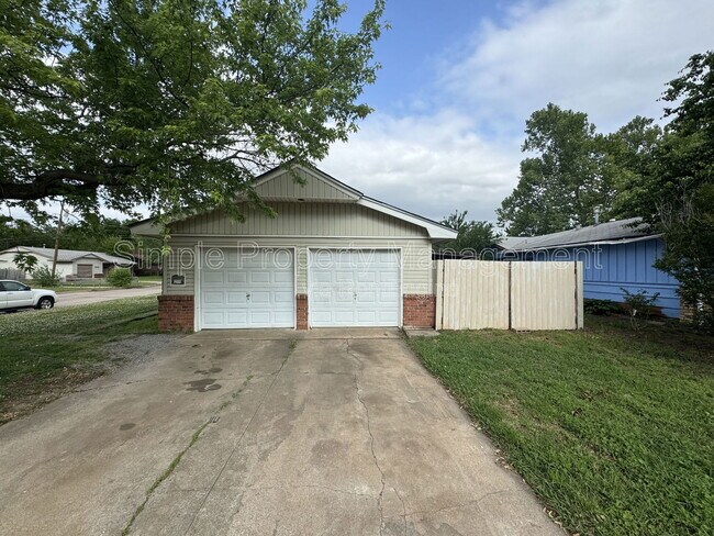 Building Photo - 1400 Brookdale Dr