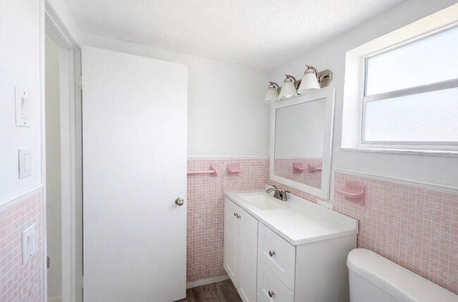 Building Photo - 1855 Plunkett St