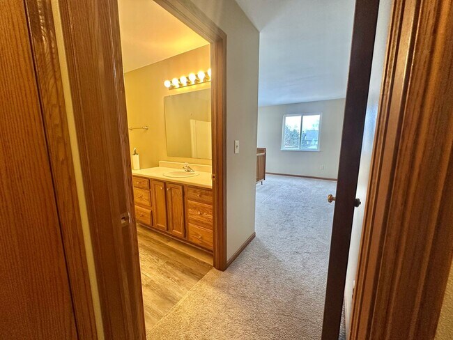 Building Photo - Charming Pewaukee Townhome with Modern Touches and Ample Space