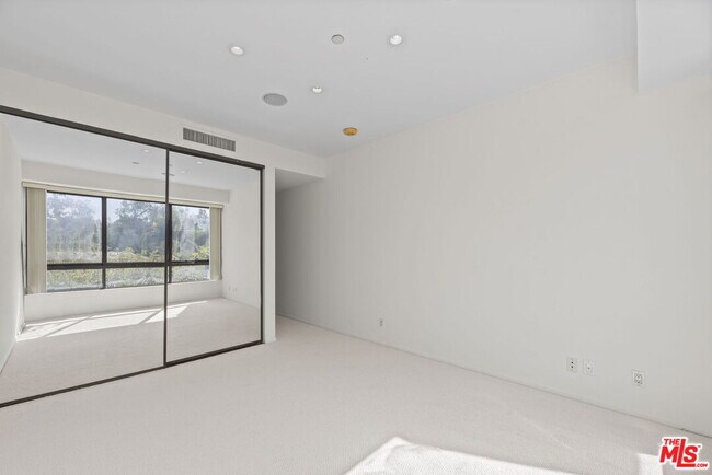 Building Photo - 10551 Wilshire Blvd