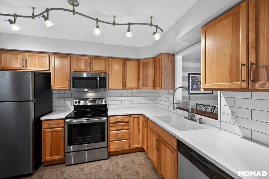 Building Photo - 18101 Stoneridge St