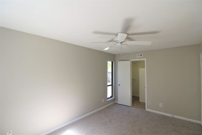 Building Photo - 2 Bedroom Condo In South Park!