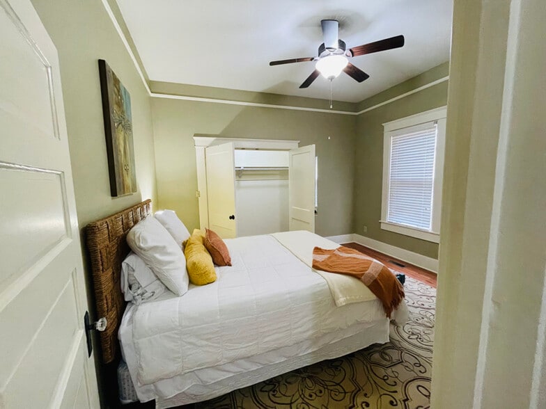 Building Photo - 621 W Daisy L Gatson Bates Dr