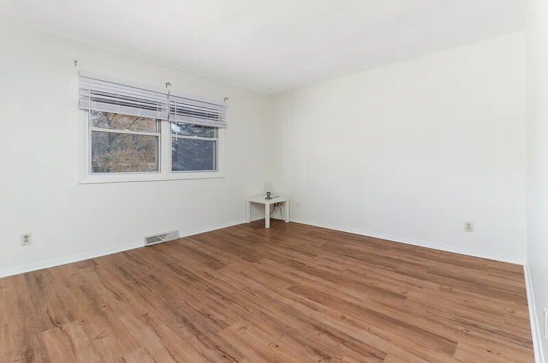 Building Photo - 913 S Linden St