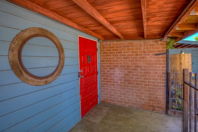 Building Photo - 2555 E Fort Lowell Rd