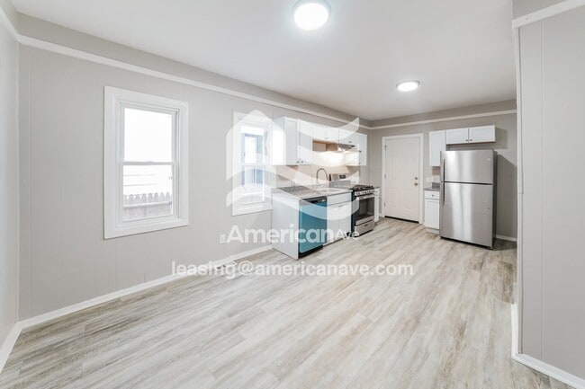 Building Photo - 593 Emerson St