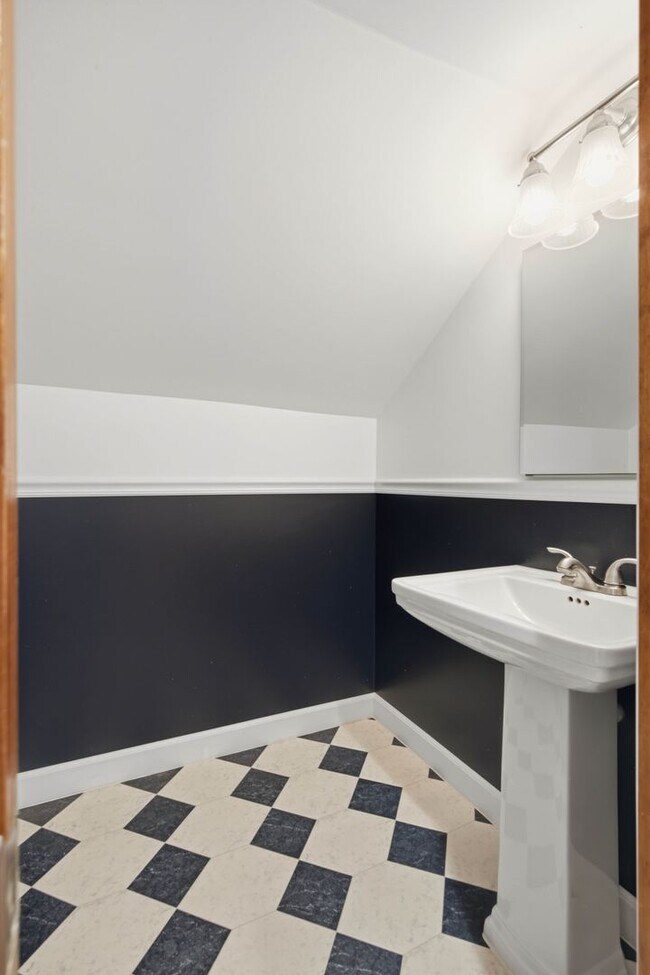 Building Photo - Beautiful 3BR 1.5 Townhouse in North East Lancaster City!