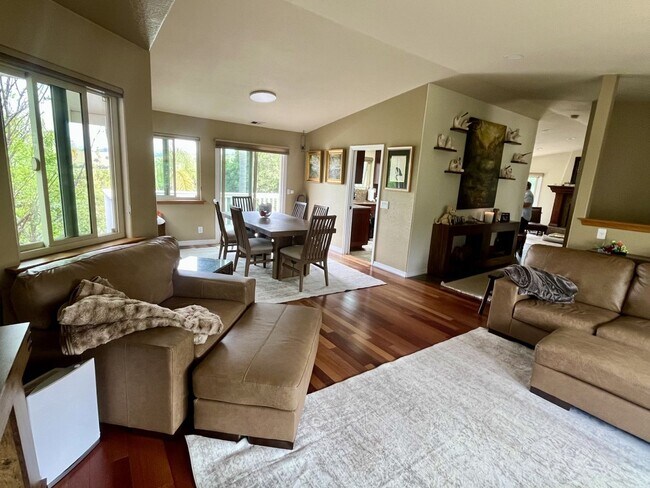 Building Photo - Charming 3 Bedroom 2.5 Bath home in Pismo Heights