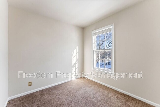 Building Photo - 726 Pine Tree Ct